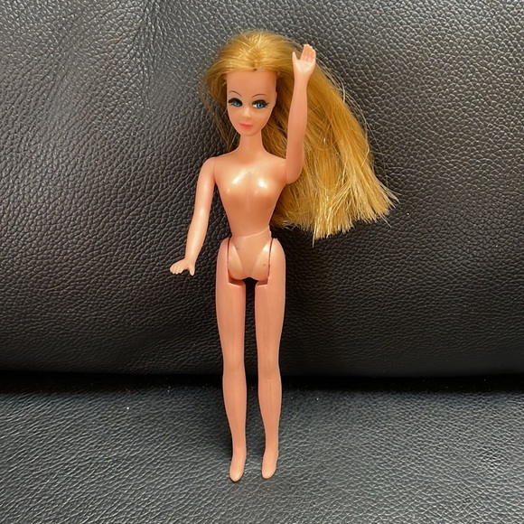 Dawn Topper Doll with Outfit and Boots - Picture 3 of 8